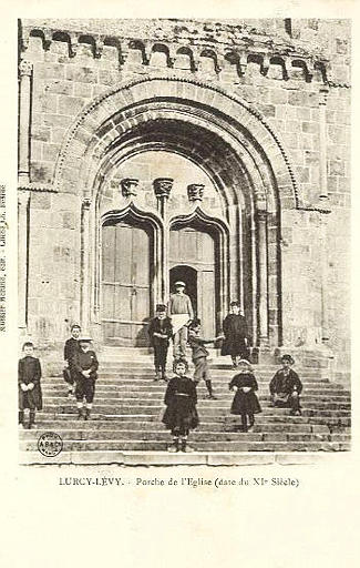 LURCY-LEVIS - PORCHE DE L'EGLISE (DATE DU XIe SIECLE)