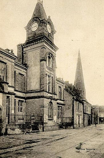 YGRANDE - L'HOTEL DE VILLE ET LA POSTE