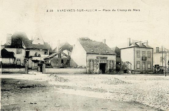 VARENNES-SUR-ALLIER - PLACE DU CHAMP DE MARS