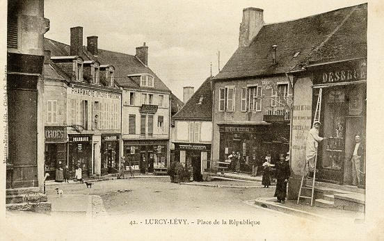 42 LURCY-LEVIS - PLACE DE LA REPUBLIQUE
