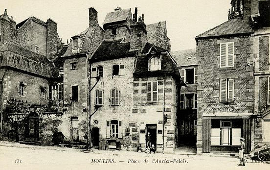 131 MOULINS - PLACE DE L'ANCIEN-PALAIS