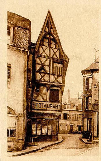 MOULINS - MAISON DU 15EME SIECLE