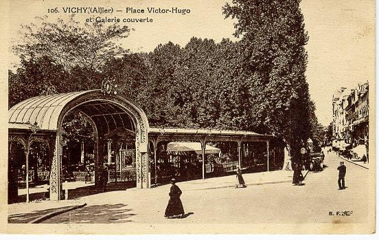106 VICHY (ALLIER) - PLACE VICTOR HUGO ET GALERIE COUVERTE