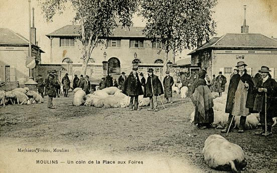 MOULINS - UN COIN DE LA PLACE AUX FOIRES