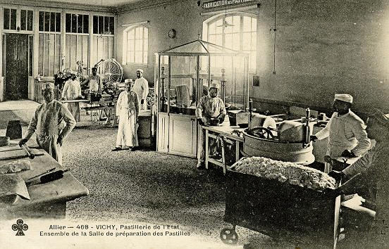 ALLIER - 488 VICHY - PASTILLERIE DE L'ETAT - ENSEMBLE DE LA SALLE DE PREPARATION DES PASTILLES