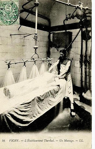 86 VICHY - L'ETABLISSEMENT THERMAL - UN MASSAGE