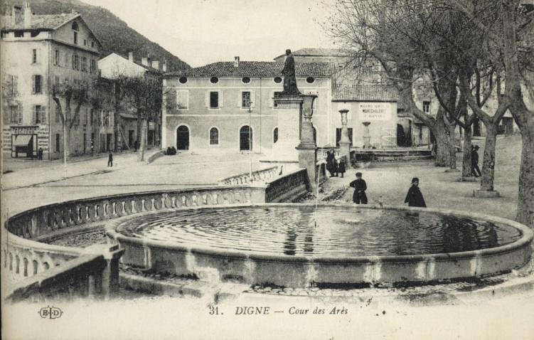 31 DIGNE - COUR DES ARES