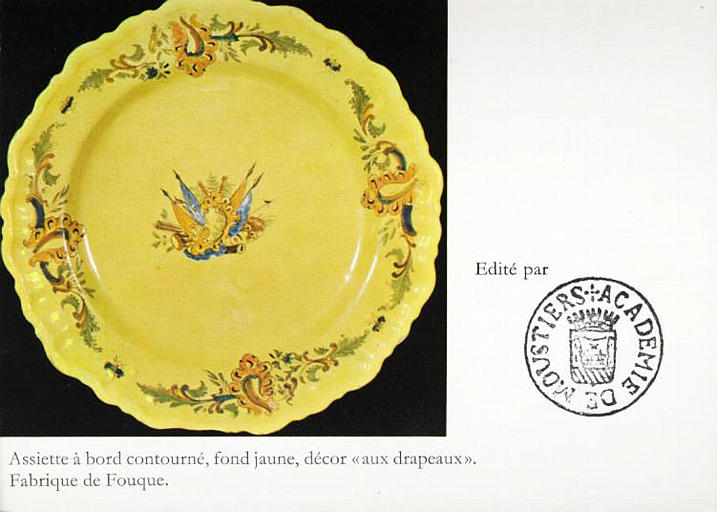 ASSIETTE A BORD CONTOURNE, FOND JAUNE, DECOR 'AUX DRAPEAUX'. FABRIQUE DE FOUQUE