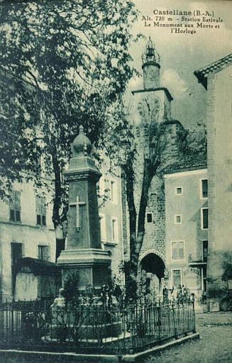 CASTELLANE (B.-A.) ALT. 720 M - STATION ESTIVALE - LE MONUMENT AUX MORTS ET L'HORLOGE
