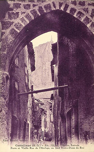 CASTELLANE(B.-A.) - ALT. 720 M - STATION ESTIVALE - PORTE ET VIEILLE RUE DE L'HORLOGE, AU FOND NOTRE-DAME DU ROC