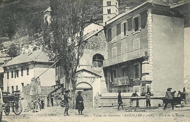 LES ALPES 385 VALLEE DU QUEYRAS - AIGUILLES (1469 M) - PLACE DE LA MAIRIE