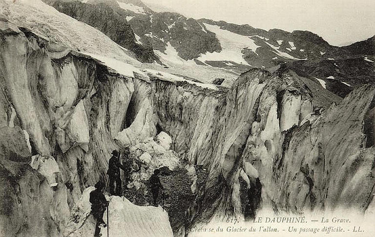 617 LE DAUPHINE - LA GRAVE - CREVASSE DU GLACIER DE L'ALLON - UN PASSAGE DIFFICILE