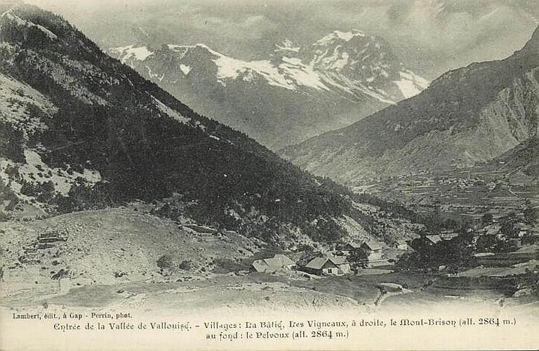 ENTREE DE LA VALLEE DE VALLOUISE - VILLAGES : LA BATIE, LES VIGNEAUX, A DROITE, LE MONT-BRISON (ALT.2864 M.) AU FOND : LE PELVOUX (ALT.2864 M.)