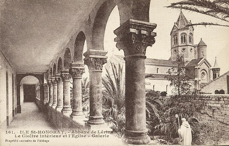 161 - ILE ST HONORAT. ABBAYE DE LERINS / LE CLOITRE INTERIEUR ET L'EGLISE - GALERIE