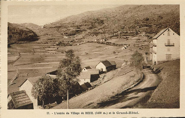 17. L'ENTREE DU VILLAGE DE BEUIL (1450 M.) ET LE GRAND-HOTEL