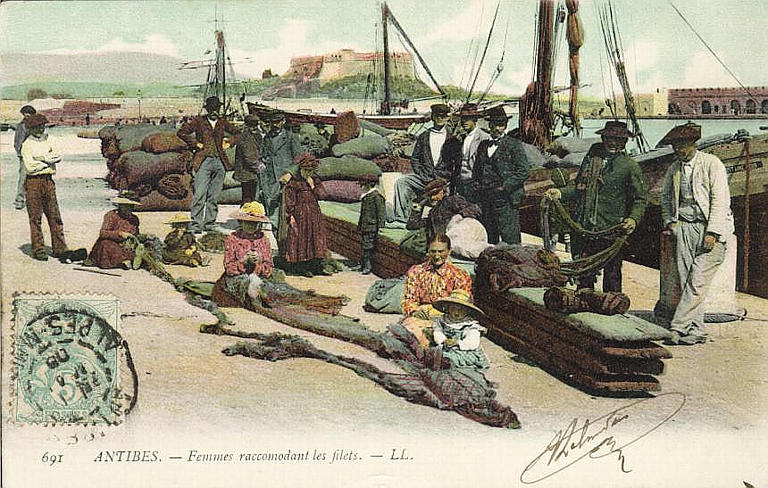 691 ANTIBES - FEMMES RACOMMODANT LES FILETS