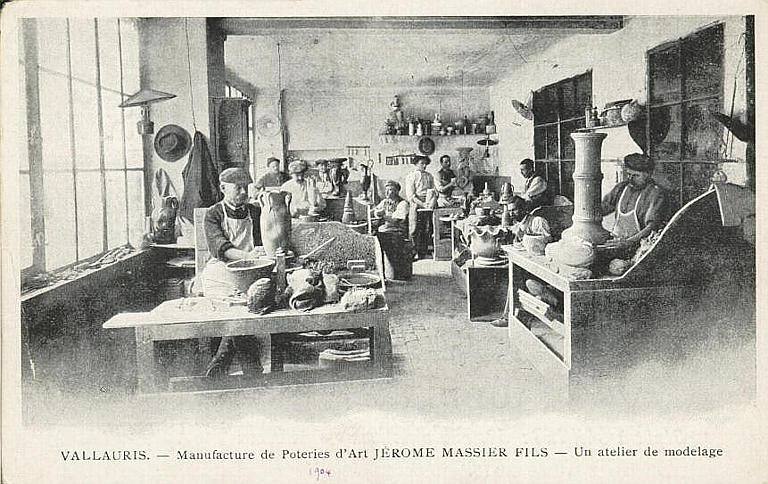 VALLAURIS - MANUFACTURE DE POTERIES D'ART JEROME MASSIER FILS - UN ATELIER DE MODELAGE