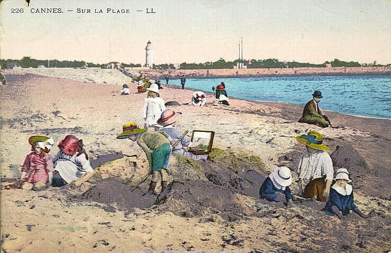 226. CANNES - SUR LA PLAGE