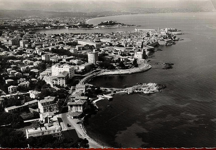 Vue générale, le long des remparts la promenade du front de mer