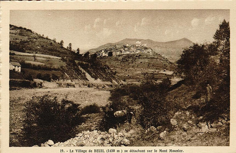 19 LE VILLAGE DE BEUIL (1450 M) SE DETACHANT SUR LE MONT MOUNIER