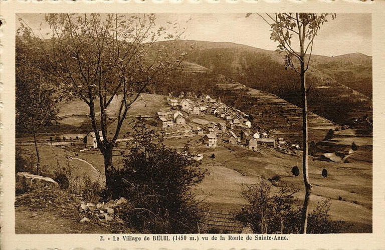 2 LE VILLAGE DE BEUIL (1450 m.)VU DE LA ROUTE DE SAINTE-ANNE
