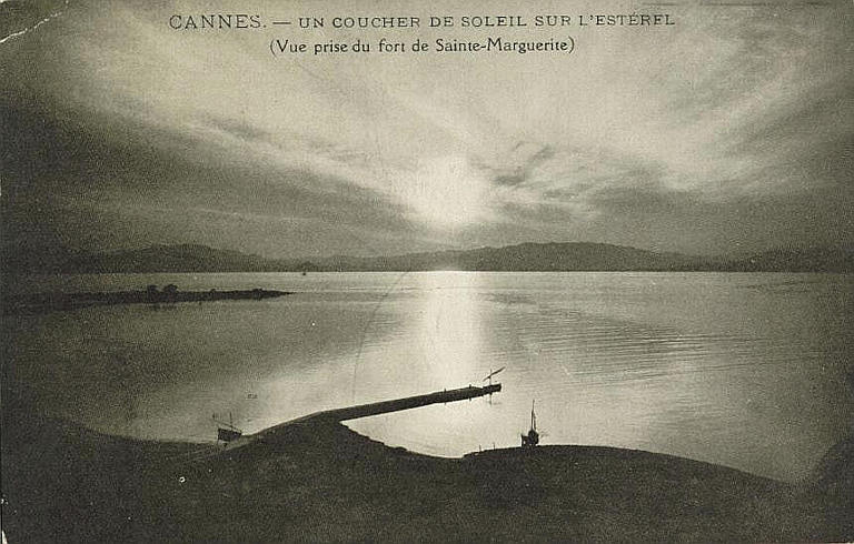 CANNES - UN COUCHER DE SOLEIL SUR L'ESTEREL (VUE PRISE DU FORT DE SAINTE-MARGUERITE)