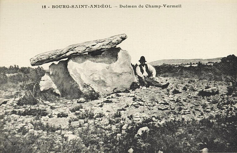 15 - BOURG-SAINT-ANDEOL - Dolmen de Champ Vermeil
