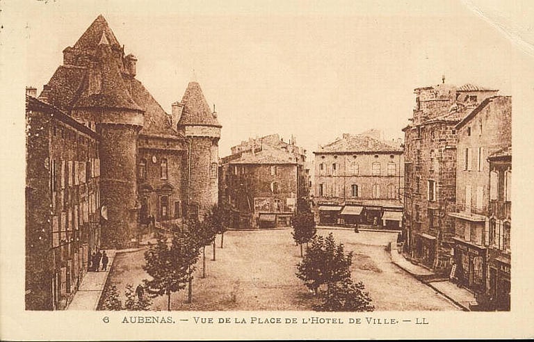 6 AUBENAS, VUE DE LA PLACE, HOTEL DE VILLE, LL
