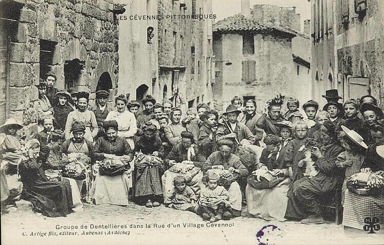 GROUPE DE DENTELLIERES DANS LA RUE D'UN VILLAGE CEVENNOL