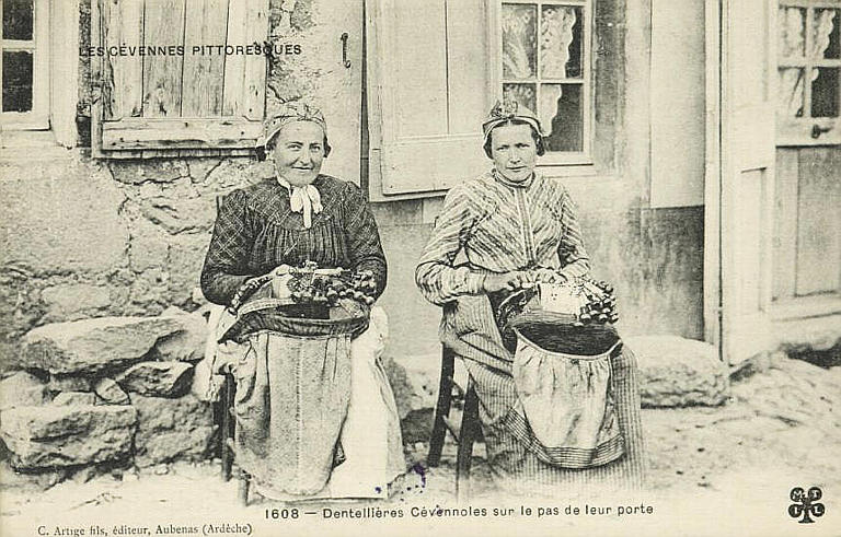 LES CEVENNES PITTORESQUES / 1608 - DENTELLIERES CEVENNOLES SUR LE PAS DE LEUR PORTE