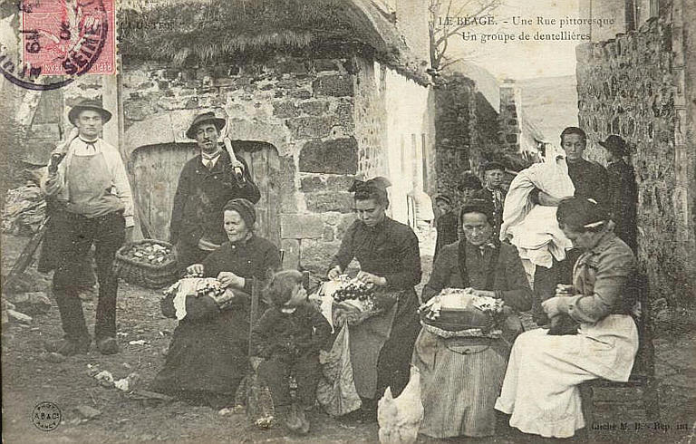 LE BEAGE - UNE RUE PITTORESQUE / UN GROUPE DE DENTELLIERES