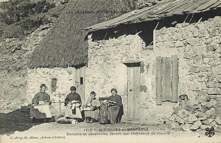 1717 - ST-CIRGUES-EN-MONTAGNE / DENTELLIERES CEVENNOLES DEVANT LEUR HABITAT DE CHAUME