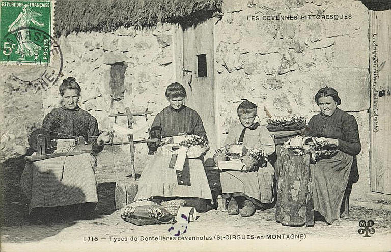 LES CEVENNES PITTORESQUES / 1717 - ST-CIRGUES-EN-MONTAGNE / DENTELLIERES CEVENOLES DEVANT LEUR HABITATION DE CHAUME