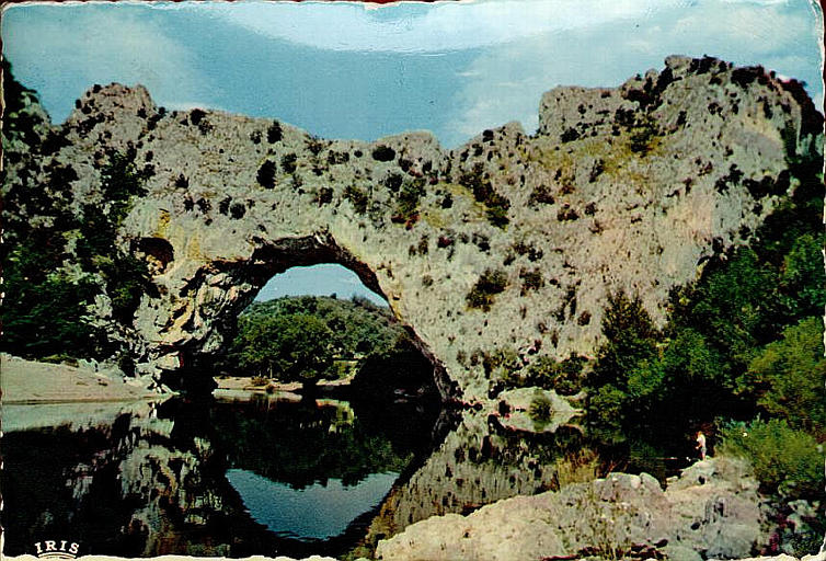 Le Pont d'Arc, une des merveilles de la nature (Arche 60m de haut, 54 m d'ouverture)