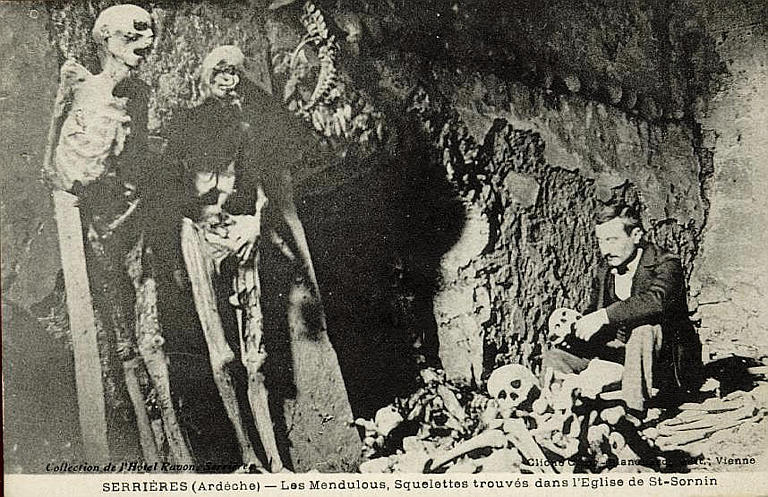 SERRIERES (ARDECHE) -LES MENDULOUS, SQUELETTES TROUVES DANS L'EGLISE DE ST-SORNIN
