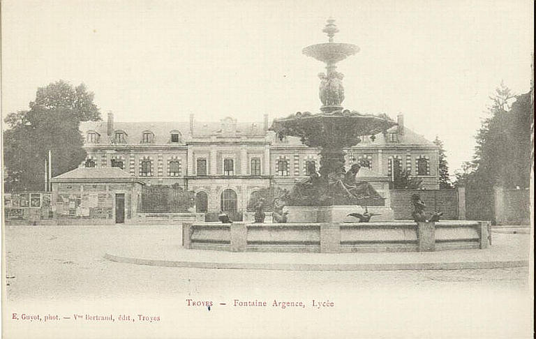 TROYES - Fontaine Argence, Lycée (caractères rouges)