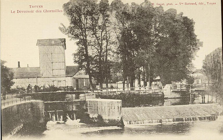 TROYES / Le Déversoir des Charmilles (caractères rouges)