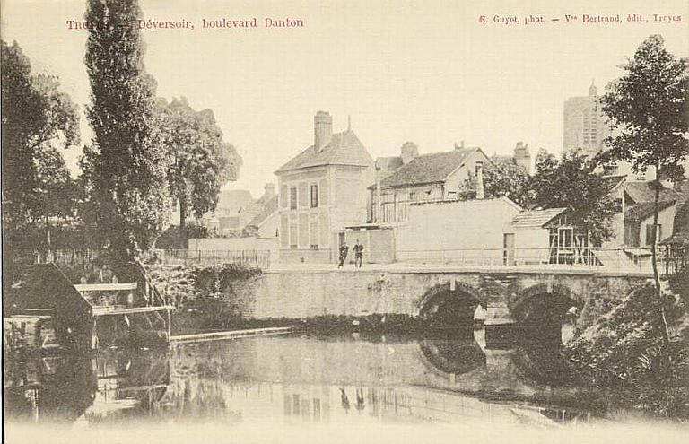TROYES, Le Déversoir, boulevard Danton (caractères rouges)