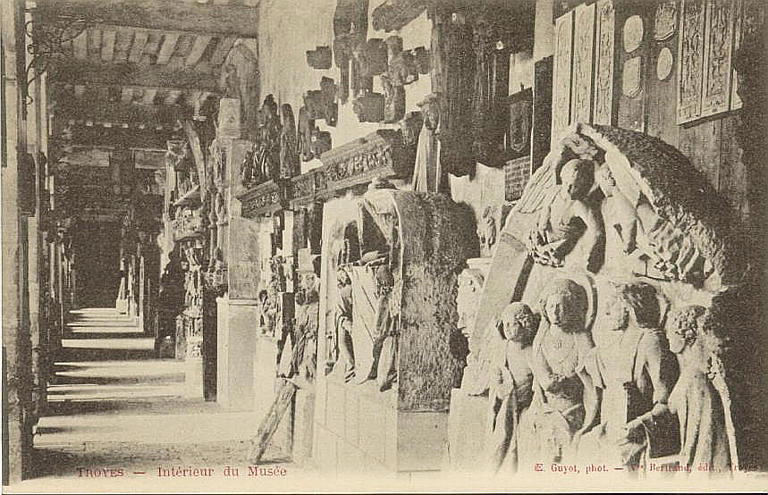 TROYES - Intérieur du Musée (caractères rouges)