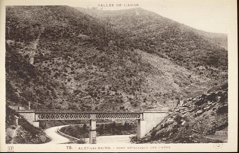 VALLEE DE L'AUDE (en haut) / 76. - ALET-LES-BAINS. - PONT METALLIQUE SUR L'AUDE (caractères rouges)