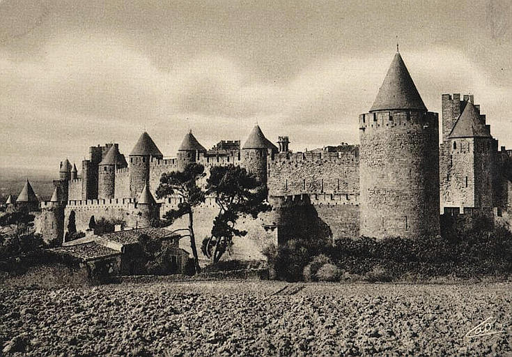 LL. 35 - CARCASSONNE - La Cité. Côté du Midi