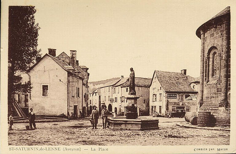 SAINT-SATURNIN-DE-LENNE (AVEYRON) - LA PLACE