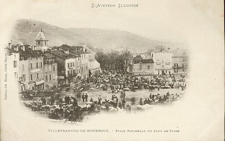 L'AVEYRON ILLLUSTRE - VILLEFRANCHE-DE-ROUERGUE - PLACE NATIONALE UN JOUR DE FOIRE