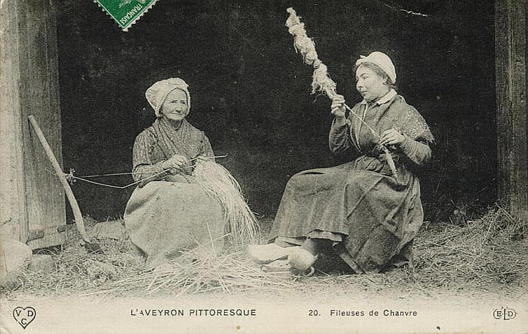 L'AVEYRON PITTORESQUE - 20. FILEUSES DE CHANVRE