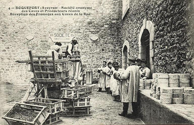 4 - ROQUEFORT (AVEYRON) - SOCIETE ANONYME / DES CAVES ET PRODUCTEURS REUNIS / RECEPTION DES FROMAGES AUX CAVES DE LA RUE
