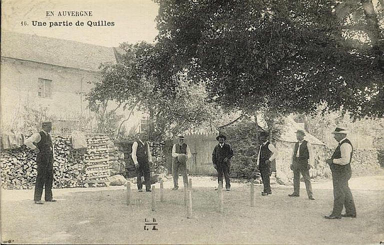 EN AUVERGNE 16 - UNE PARTIE DE QUILLES
