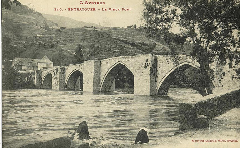 L'AVEYRON / 210. - ENTRAYGUES. - LE VIEUX PONT (caractères rouges)
