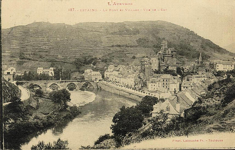 L'AVEYRON / 197. - ESTAING. - LE PONT ET LE VILLAGE - VUE DE L'EST (caractères rouges)