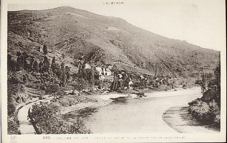 L'AVEYRON (en haut) / 370. - VALLEE DU LOT. - DEFILE DU LOT ET DE LA ROUTE VUS DE SAINT-PROJET (en bas, caractères rouges)