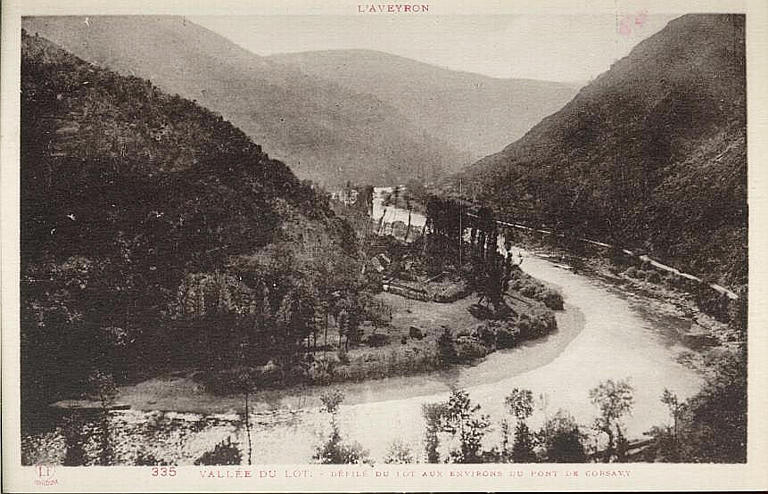 L'AVEYRON (en haut) / 335 VALLEE DU LOT. - DEFILE DU LOT AUX ENVIRONS DU PONT DE CORSAVY (sic, en bas, caractères rouges)